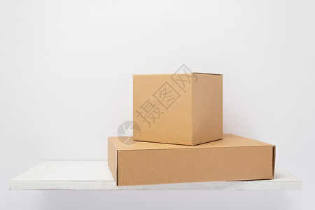 纸箱木架白色背景的木架上纸板箱背景