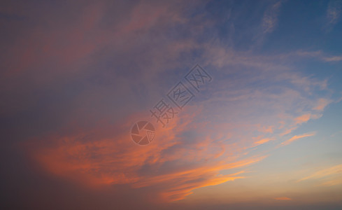 自然背景摘要戏剧蓝天黄昏时有橙色多彩的日落云图片