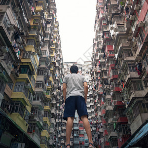 与YickFatBuilding一起前往香港旅行的游男子在QuarryBay旧公寓的住宅区高楼有城市建筑窗户的摩天大楼图片