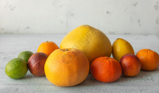 木背景的柑橘水果种类繁多图片