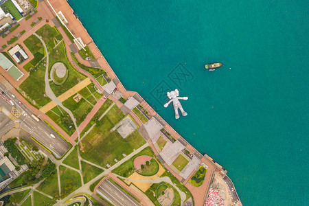 KAWS同伴的空中景象悬浮在水面的巨型雕塑图片