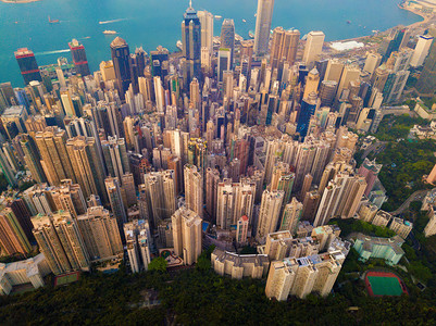 香港市心空景象亚洲智能城市的金融区和商业中心日落时摩天大楼和高层的顶景象图片