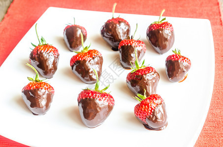 涂有深巧克力的新鲜草莓图片