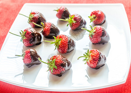 涂有深巧克力的新鲜草莓图片