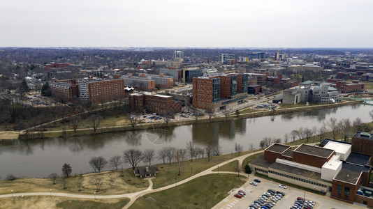 大学城市爱荷华州被描绘在爱荷华河后面图片