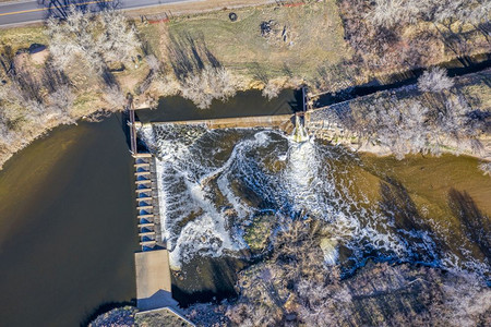 科罗拉多州Brigthon上方南普拉特河的水分转移大坝初春风景中的空图片