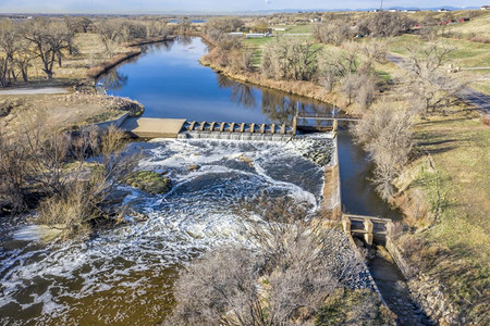 科罗拉多州Brigthon上方南普拉特河的水分转移大坝初春风景中的空图片