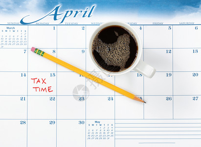 在日历上注明工作用品和新鲜咖啡的应纳税日期图片