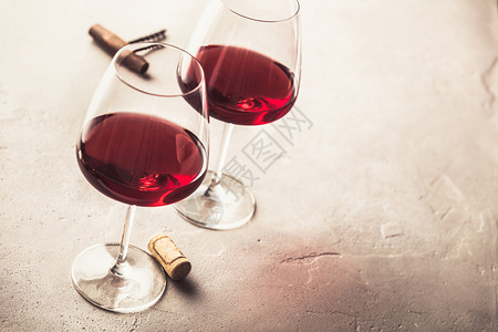混凝土背景上的红葡萄酒眼镜混凝土背景上的红葡萄酒眼镜复制空间图片