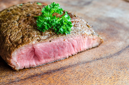Angus牛肉排，新鲜花椰菜，蛋白质和矿物质结合图片