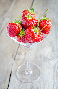 马丁尼酒杯中新鲜草莓图片