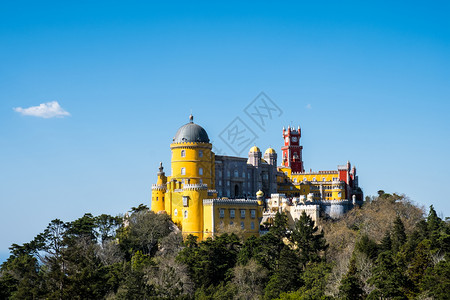 葡萄牙里斯本市辛特拉的佩纳宫著名地标夏晨风景和蓝天高清图片