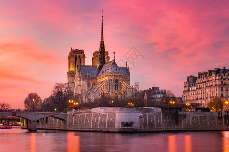巴黎圣母院大教堂上空的光辉日落于2019年在法国巴黎2019年的一场火灾中被摧毁图片