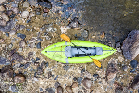 山河科罗拉多的Poudr河岩石岸上的可充气白水皮艇空中视角图片