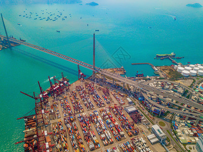 香港海港集装箱货运船在城市进出口业务和物流国际货进出口业务中的空最高视野由起重机在香港维多利亚向口运输背景