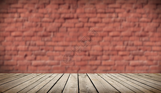 红砖墙背景模板上的木桌图片