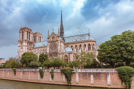 巴黎圣母教堂南部外墙屋顶和尖在2019年法国巴黎的火灾中被毁图片