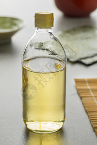 装有传统日本水稻醋的瓶装图片