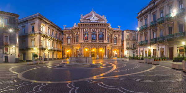 PiazzaVincenzoBellini的全景和歌剧院巨意大利西里意大利里卡塔尼亚西里以巴洛克的夜间照明风格制作的Massim图片