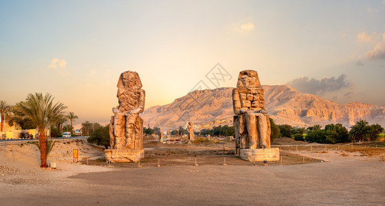 埃及卢克索梅门农神庙法老阿门霍特普的两座巨石雕像图片