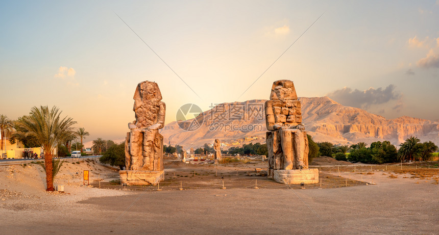 埃及卢克索梅门农神庙法老阿门霍特普的两座巨石雕像图片