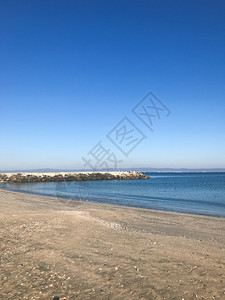 清蓝天空和太阳光的海景图片