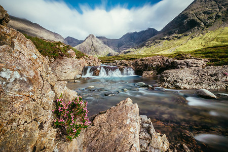 美丽的风景观山中瀑布仙子池苏格兰斯凯岛图片