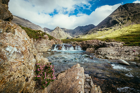 美丽的风景观山中瀑布仙子池苏格兰斯凯岛图片