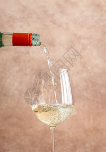 白葡萄酒倒入玻璃缝合图片