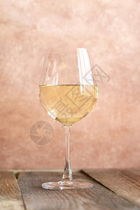 古老背景上的白葡萄酒杯图片