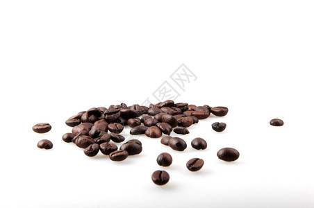 白色孤立的烤咖啡豆图片