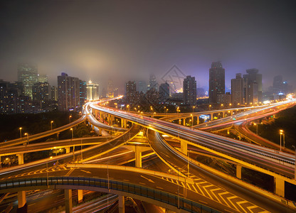 上海市心高速公路的空中景象亚洲智能城市的金融区和商业中心夜间摩天大楼和高的顶层景象图片