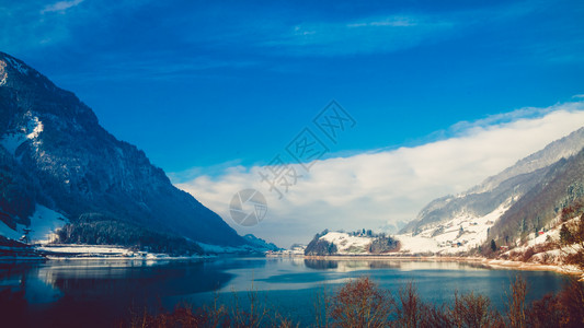 美丽的冬季湖泊和雪山图片