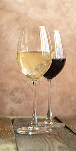 白红葡萄酒的玻璃杯图片