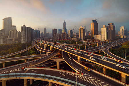 上海市心高速公路的空中景象亚洲智能城市的金融区和商业中心日落时摩天大楼和高的顶层景象图片
