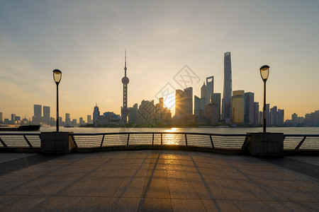 日出下的上海商业区图片