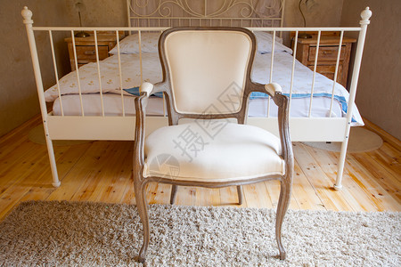 旧式的漂亮卧室舒适双床和回椅房间设计图片