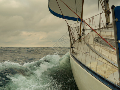 海景在暴风雨前夜云在天空中日落的气帆船水下风景海在暴雨前海景在帆船上乌云黑暗中图片