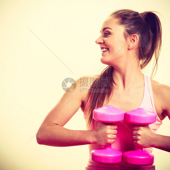 女与哑铃一起锻炼健身运动的女孩正在锻炼肌肉体力建设图片