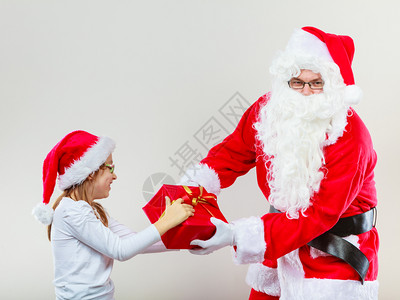 穿着圣诞老人服来给女孩送礼物图片