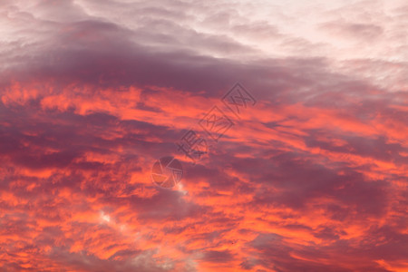 黄昏的天空中浪漫和戏剧云层形成红黑的阳光温暖景色日落时天空中多彩的温暖云层图片