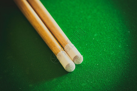 Billiards球杆在绿桌上池球游戏棍在绿色台桌上图片