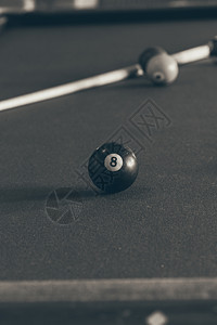 Billiard球和杆粘在绿色桌上池球游戏史努克和坚持在台桌上图片