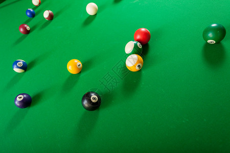 绿色桌上的Billiard球池游戏盘桌上的Snooker球图片
