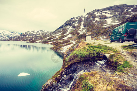 停在挪威山地景观的一辆野营房车图片