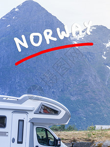 旅游度假和行挪威的野营车和山地景观挪威的野营车和山地景观挪威区的野营车图片