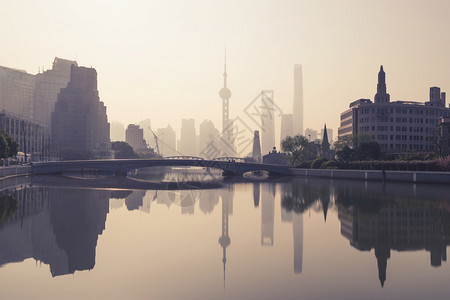 上海市府珍珠天线由黄浦河与雾相伴金融区和亚洲智能城市的商业中心日出时天梯和上楼大在TheBund附近图片