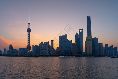 黄浦河在上海市首府的珍珠天线上亚洲智能城市的金融区和商业中心日出时Skycraper和TheBund附近的高楼建筑图片