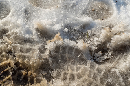 冰雪与人鞋足迹的融雪近似细节冬季概念雪与人鞋足迹的融化图片