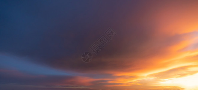 自然背景摘要戏剧蓝天黄昏时有橙色多彩的日落云图片